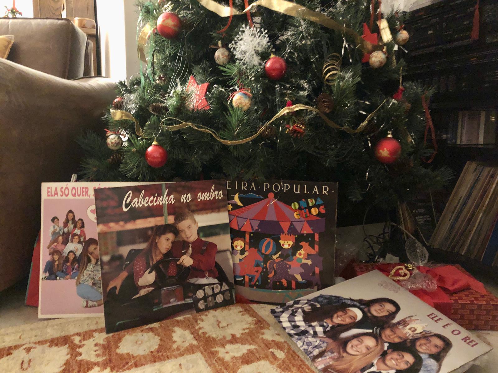 Discos de Onda Choc à frente de uma árvore de natal