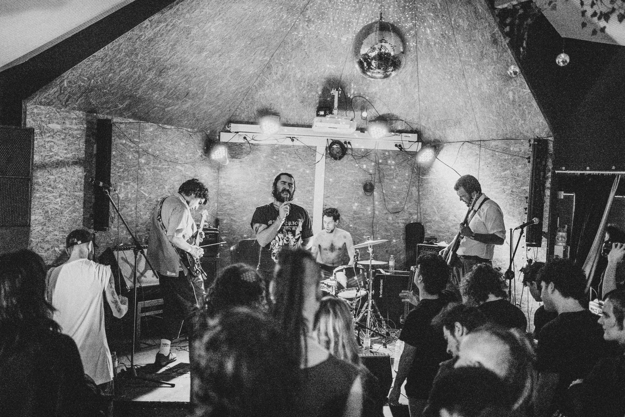 Tape: “É saber não romantizar o roto, mas abraçar essa merda”